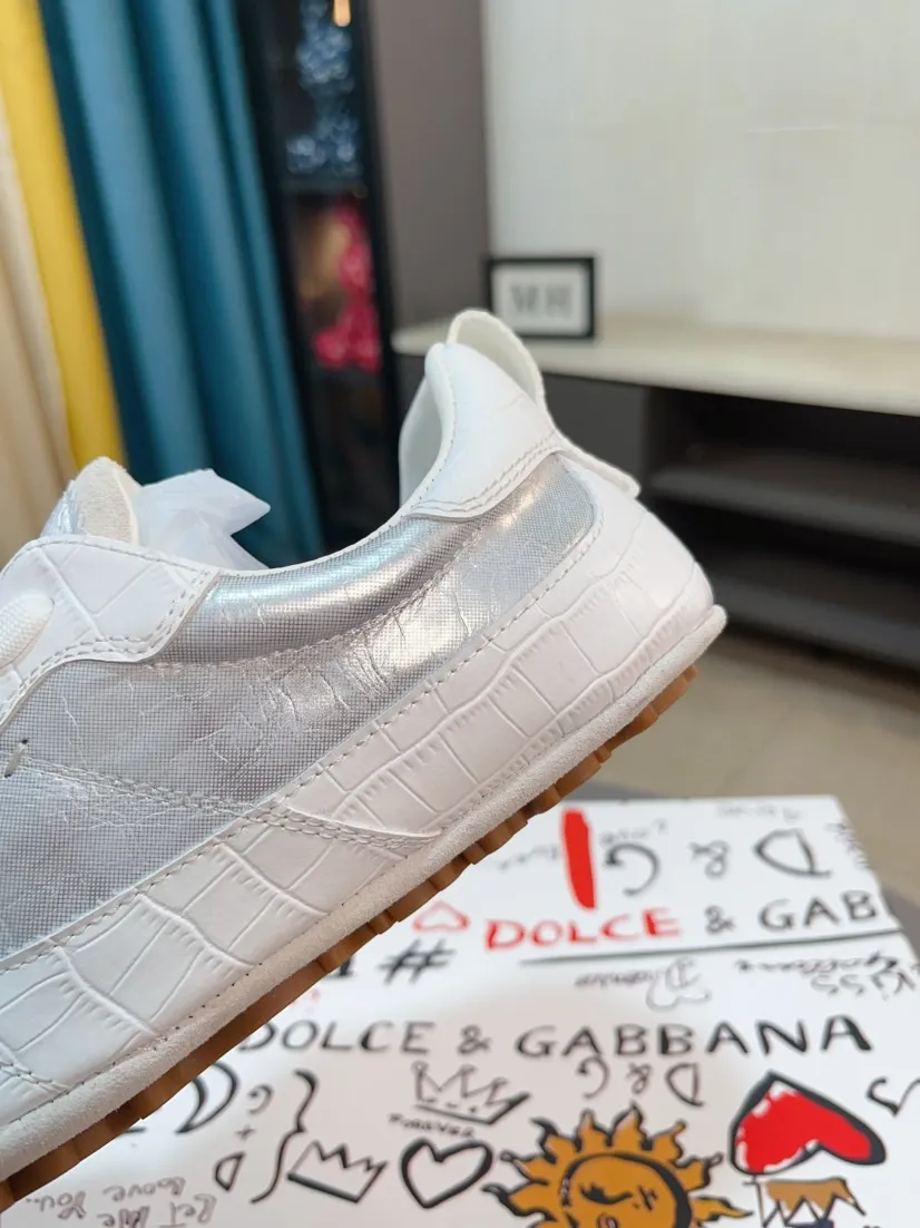Men's shoes💰560🌹🌹"Dolce & Gabbana DG" original imported first-layer cowhide➕sheepskin lining, light on the foot, comfortable, versatile, original special outsole🔥favored by trendy men, welcome to compare quality🔥exquisite luxury, super A level! Compared with the genuine product at the counter, the version is no worse at all! Code number 38-44